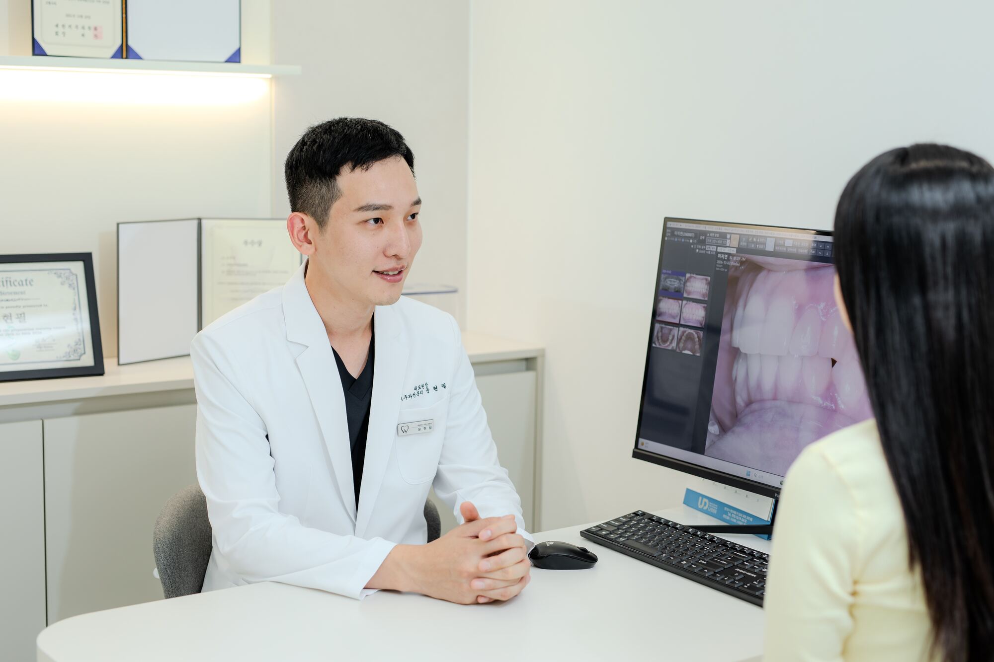 상담실에서 윤현필 대표원장이 환자와 마주 앉아 상담하는 모습